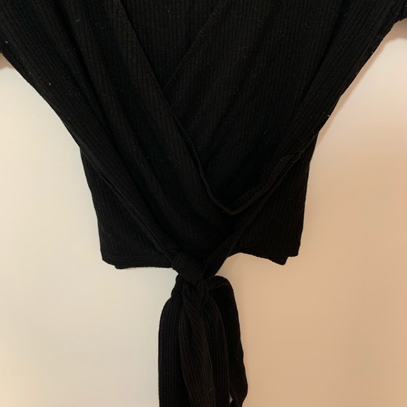 garage size medium ,black cross over front with tie - Picture 2 of 3